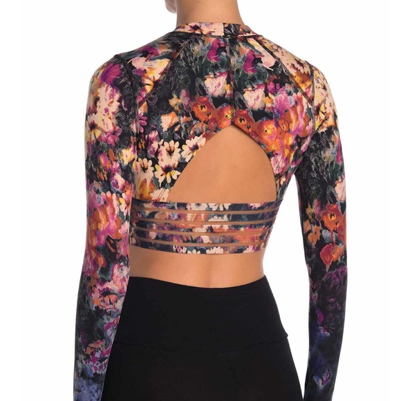 SOLD 🍃Free People movement floral cropped top - Picture 2 of 6